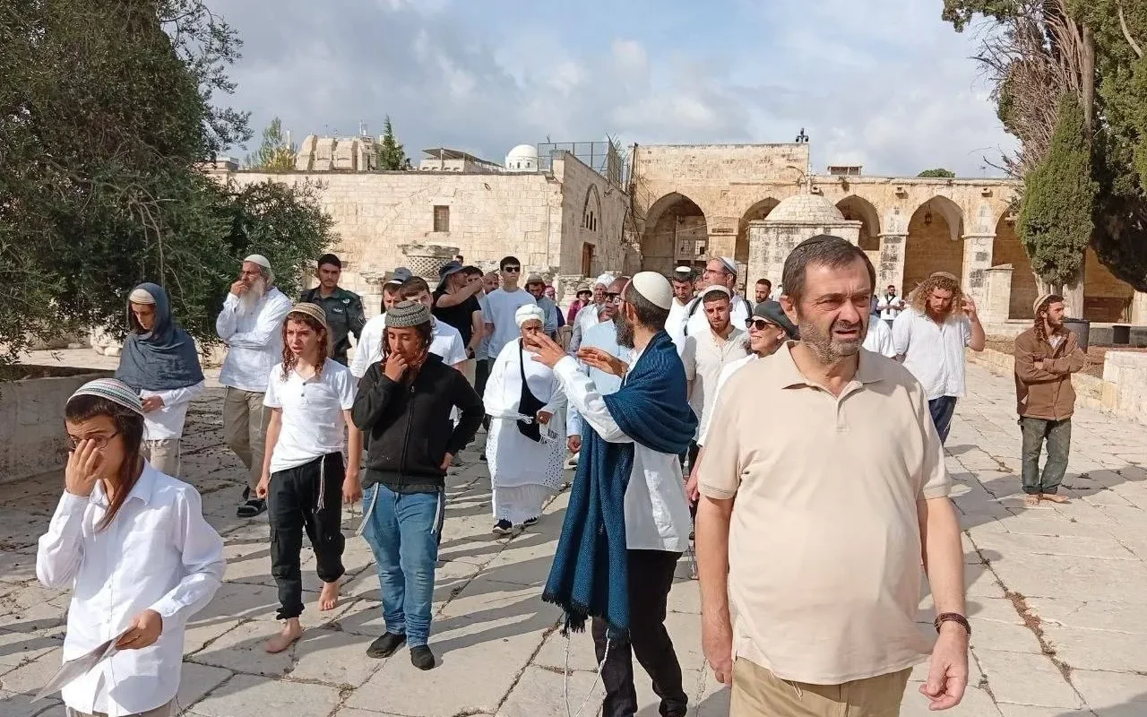 مستوطنون يقتحمون الأقصى ويعتدون على المقدسيين في رابع أيام “عيد العرش”