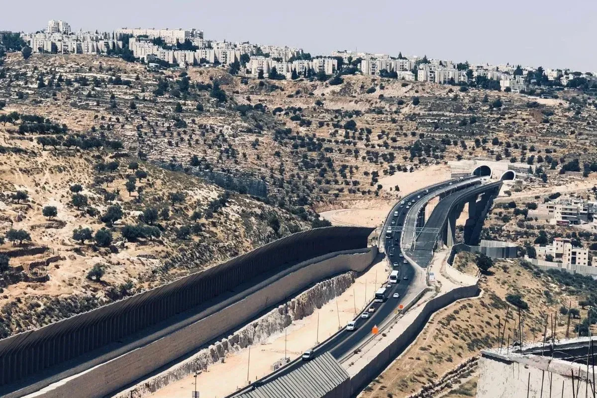 شارع 463 الاستيطاني يهدد بعزل 8 قرى وحيّين في رام الله
