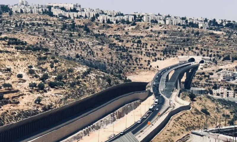 شارع 463 الاستيطاني يهدد بعزل 8 قرى وحيّين في رام الله