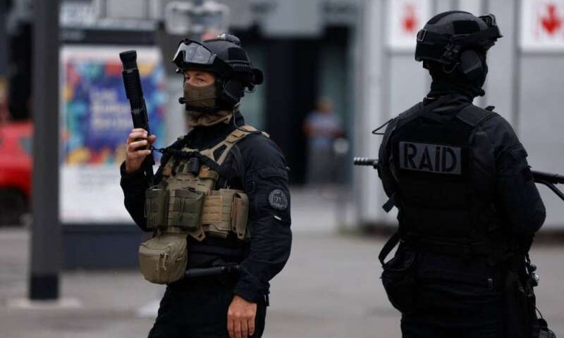 النيابة العامة الفرنسية: مقتل مسلح برصاص الشرطة أثناء محاولة توقيفه في بوفيه