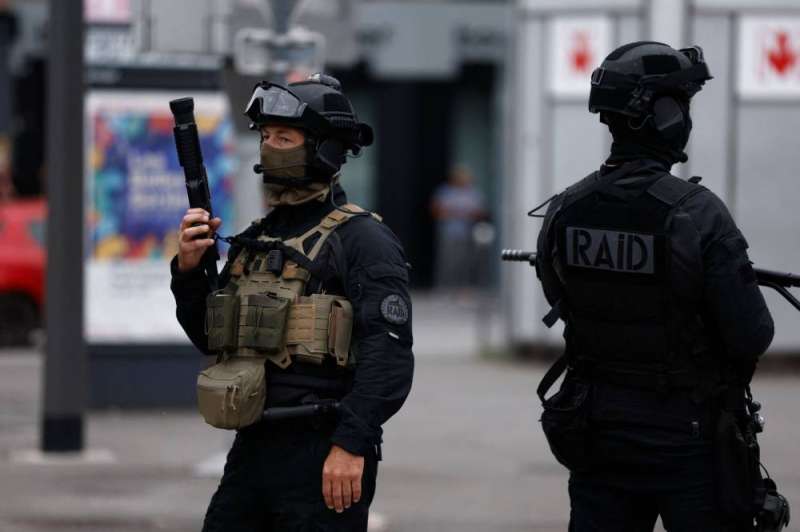 النيابة العامة الفرنسية: مقتل مسلح برصاص الشرطة أثناء محاولة توقيفه في بوفيه
