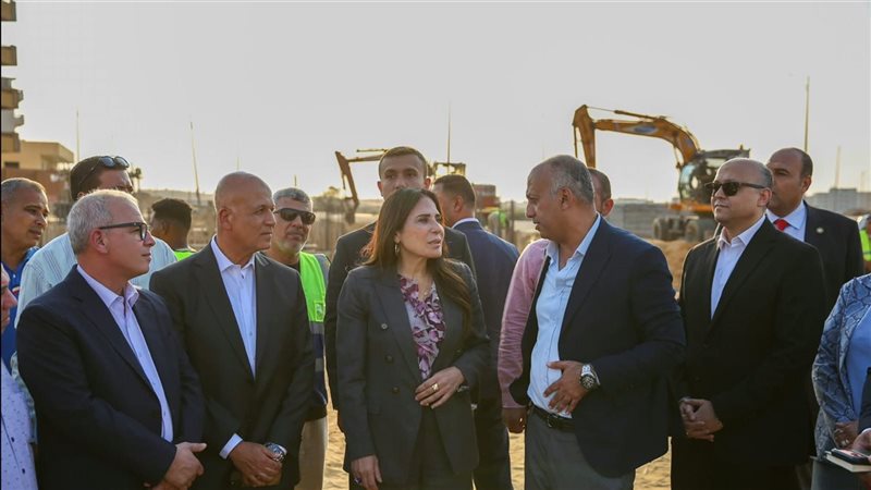 وزيرة الإسكان تتفقد أعمال تطوير الحي المتميز وموقف تنفيذ رافع مياه لري المسطحات الخضراء