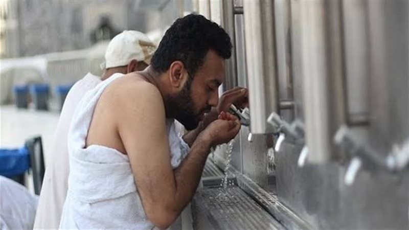 تفسير رؤية شرب ماء زمزم في المنام وعلاقتها بتيسير الأمور المادية