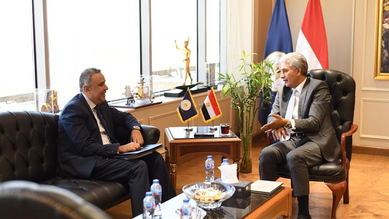 وزير السياحة والآثار يلتقي سفير مصر لدى الولايات المتحدة قبل سفره إلى واشنطن