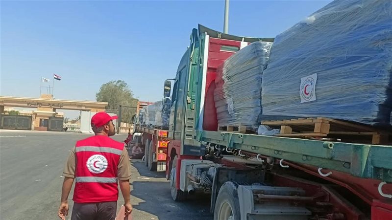 الهلال الأحمر المصري يواصل مد غزة بالمساعدات الإنسانية اللازمة عبر قافلة «زاد العزة» الـ275