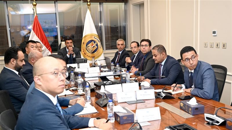 وزير الصناعة يبحث مع ممثلي شركة هاير خططها التوسعية في السوق المصري