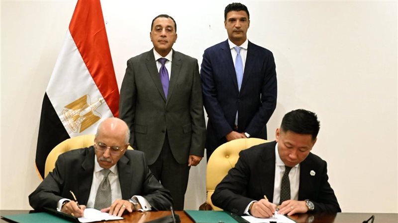 رئيس الوزراء يشهد مراسم توقيع عقد إنشاء مصنع لإنتاج البطاريات الكهربائية بمختلف أنواعها