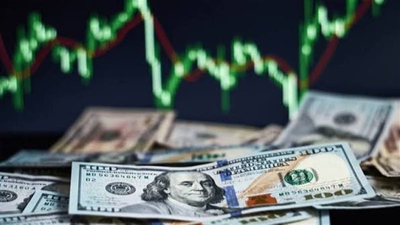 الدولار يتراجع عن أعلى مستوى في شهرين وسط ترقب مسار الفائدة وتطورات الأزمة الإيرانية