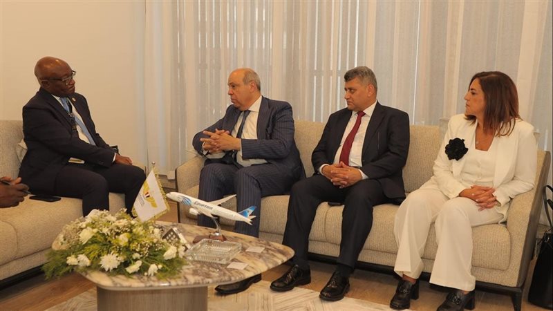 الحفني يبحث مع رئيس مفوضية الطيران المدني الأفريقية دعم التعاون