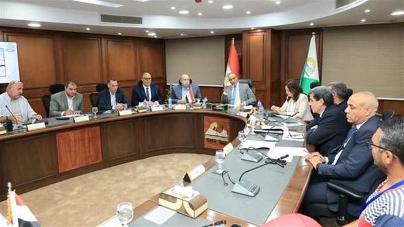 محافظ الجيزة يسلم عقود عمل لعدد من ذوي الهمم
