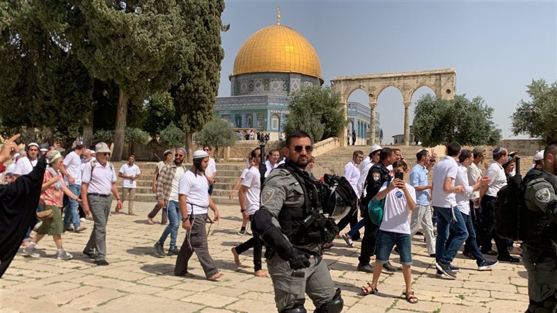 مئات المستوطنين يقتحمون المسجد الأقصى