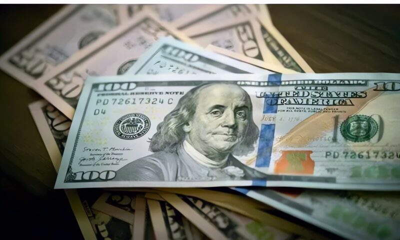 الدولار يصعد 0.2% مع ترقب اجتماعات الفيدرالي والمركزي الأوروبي
