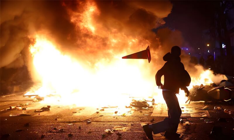 حتى استقالة ماكرون لن تنقذ فرنسا!