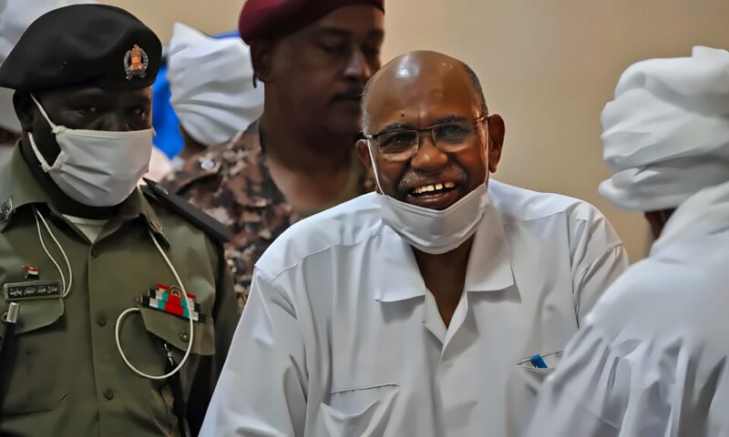 السودان: الرئيس السابق المسجون عمر البشير يلتمس إذنا بالسفر إلى الخارج للعلاج