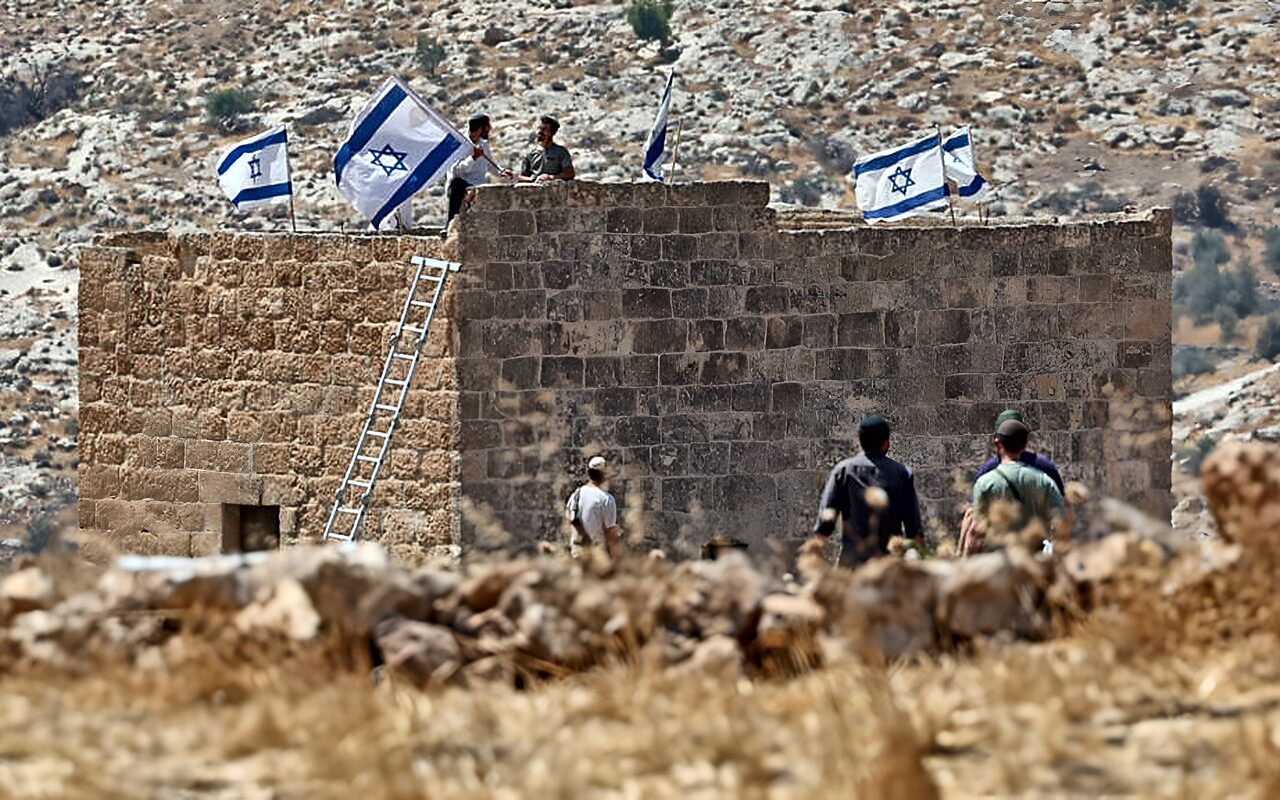 عشرات المستوطنين الملثمين يهاجمون قرية فلسطينية بالضفة الغربية المحتلة ويحرقون أشجار الزيتون