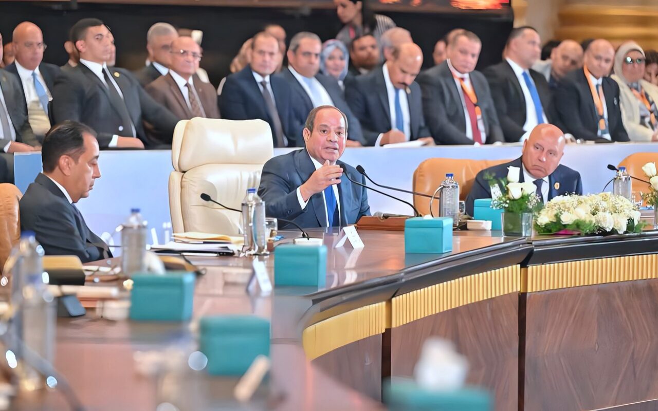 السيسي يطلب 100 مليار جنيه من ملياردير مصري ويمازحه : “كده مجتش عليك جامد”