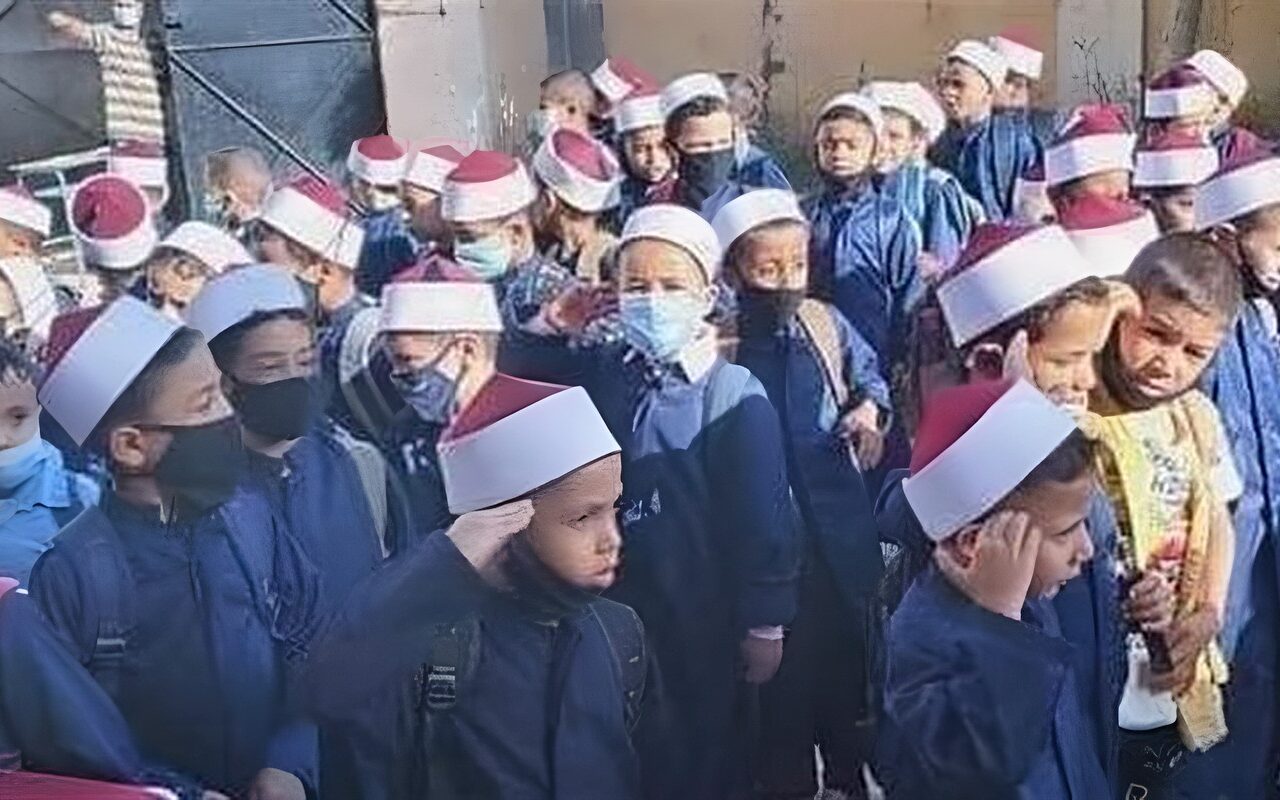 لترسيخ الانتماء الوطني، الأزهر يعتمد صيغة موحدة لتحية العلم بجميع المعاهد