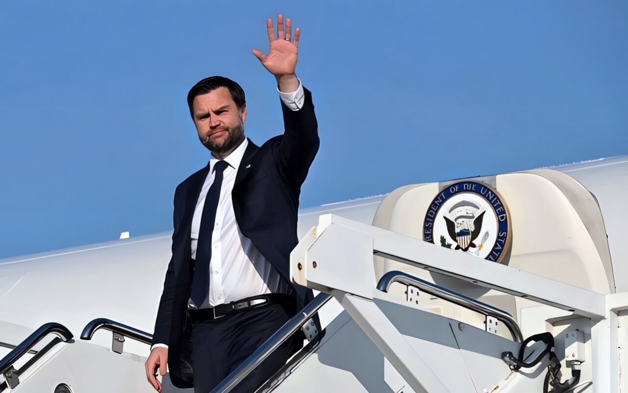 وول ستريت جورنال: فانس يتواصل مع مسؤول إيراني كبير سعيا لإحياء المحادثات