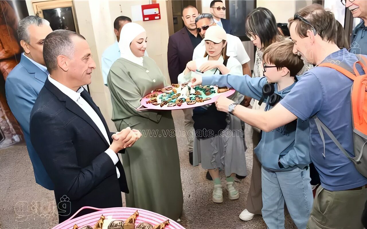 بالهدايا التذكارية والفرعونية، محافظ أسوان يستقبل ضيوف مهرجان تعامد الشمس من الأفواج السياحية (صور)