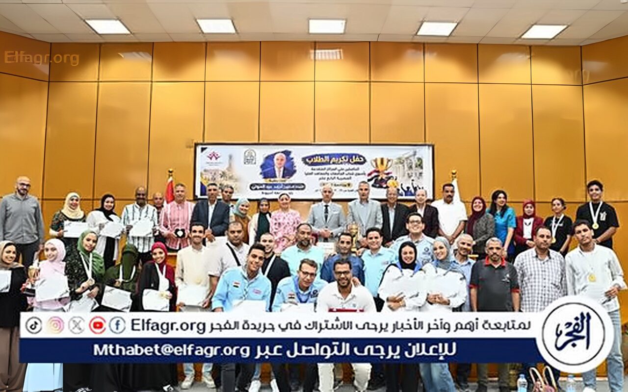 رئيس جامعة أسيوط للطلاب: تمسكوا بحب الوطن وطوّروا قدراتكم وشاركوا في نهضته