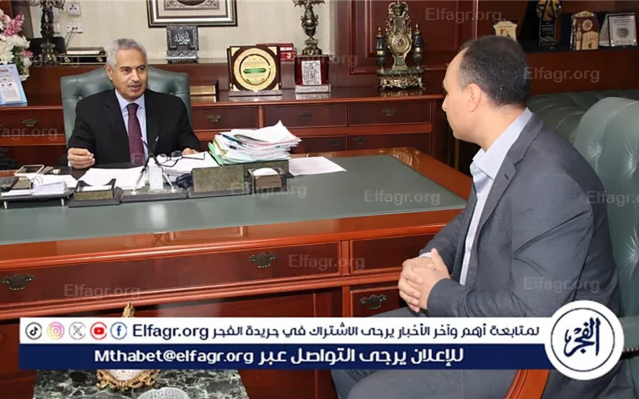 محافظ بني سويف يجتمع بوكيل الصحة ويوجّه بمراجعة نظام الطوارئ عقب وفاة مريض أمام بوابة المستشفى الجامعي