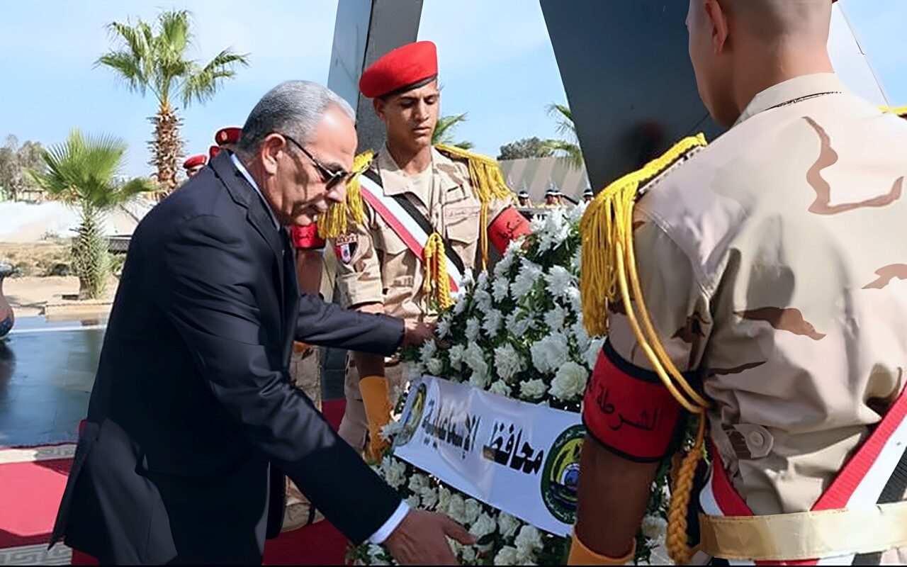 احتفالا بذكرى نصر أكتوبر، محافظ الإسماعيلية يضع إكليل زهور على النصب التذكاري للشهداء