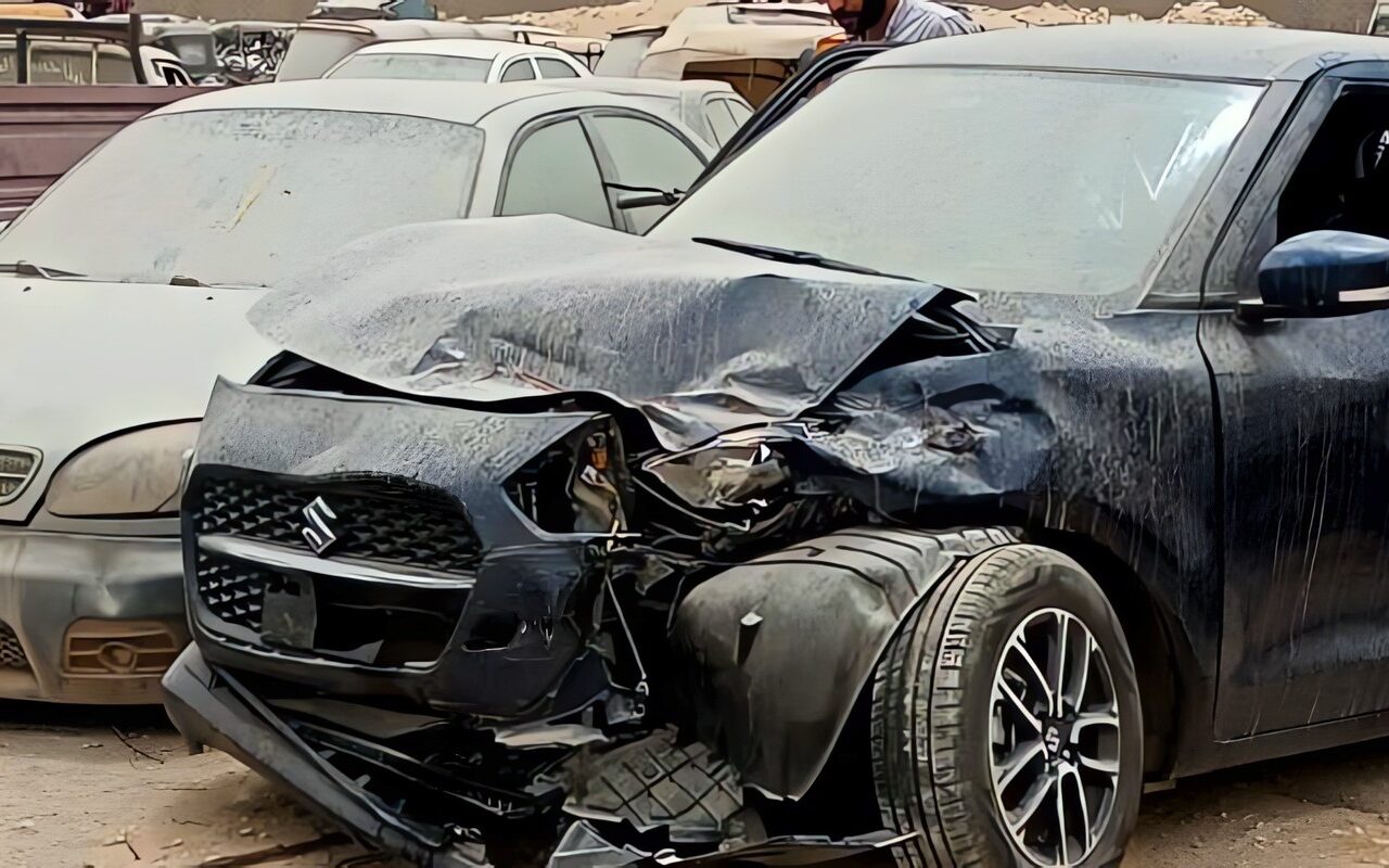 اخترقت الرصيف.. تهشم سيارة ملاكي في حادث بطريق صلاح سالم