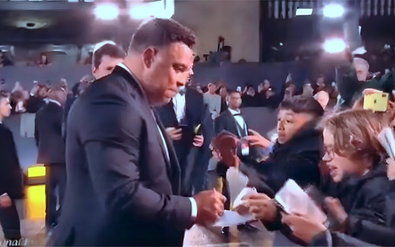 الأسطورة البرازيلية رونالدو ومايكل أوين يصلان حفل الكرة الذهبية 2026 (فيديو)