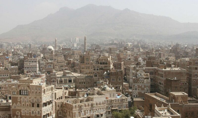 وزير الدفاع اليمني يعلن السيطرة على جبهات الوازعية