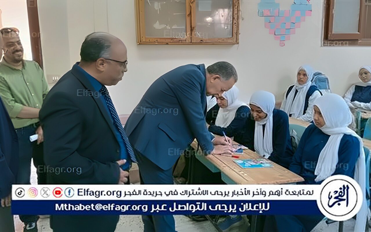 وكيل وزارة التعليم بأسيوط يمنح طالبات صدفا الثانوية بنات مكافأة مالية لتفوقهن