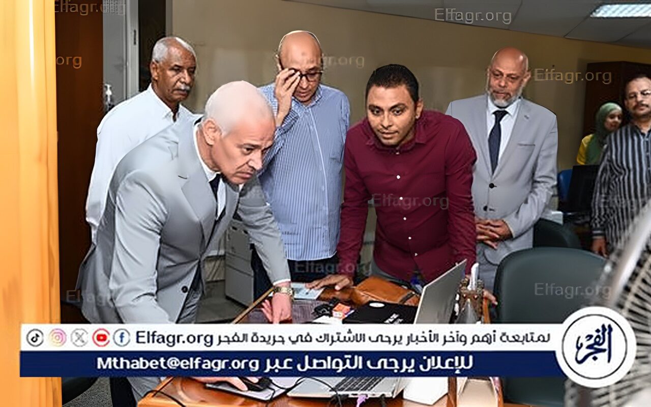 رئيس جامعة أسيوط يتفقد عددًا من إدارات الجامعة لمتابعة سير العمل