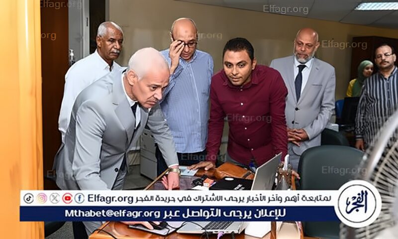 رئيس جامعة أسيوط يتفقد عددًا من إدارات الجامعة لمتابعة سير العمل