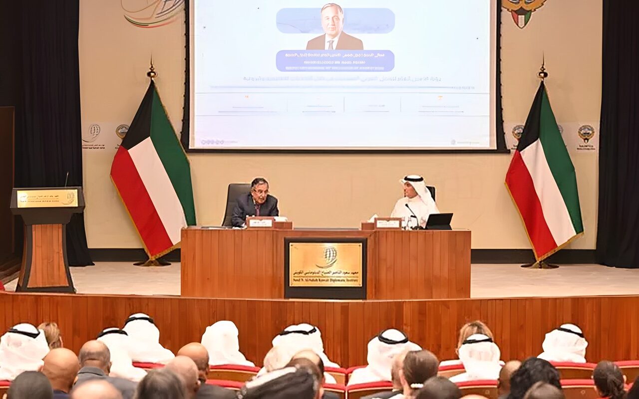 نبيل فهمي يلقي محاضرة بمعهد سعود الناصر الصباح الدبلوماسي الكويتي حول مستقبل العمل العربي المشترك
