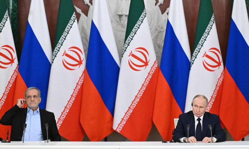 الرئاسة الإيرانية: بزشكيان يبحث مع بوتين تطوير التعاون في قطاعي النفط والغاز