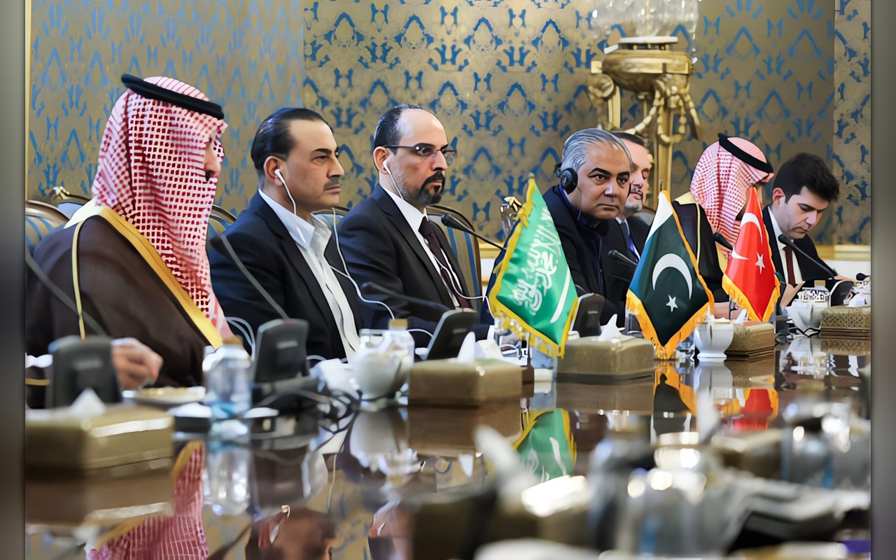 وزير الدفاع الباكستاني: سندافع عن السعودية بكل قوتنا