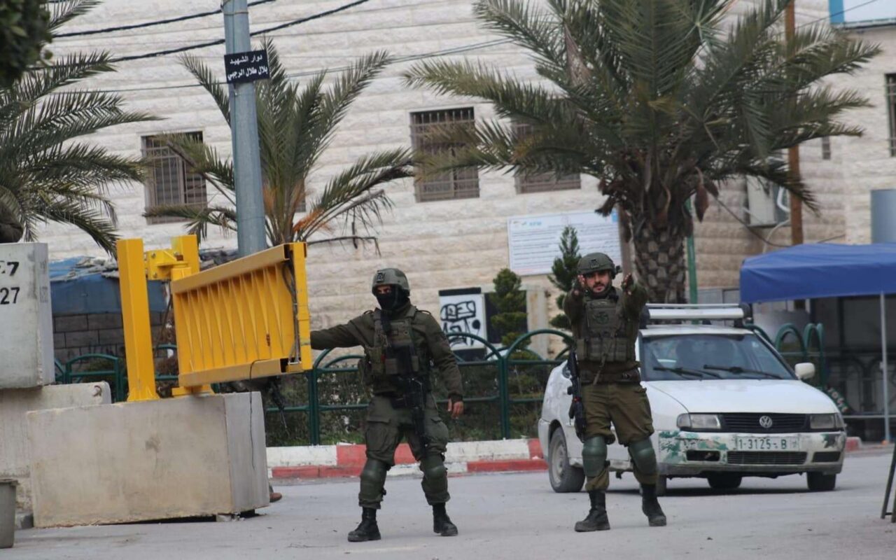 الجيش الإسرائيلي: بلاغ أولي عن إصابة شخصين في عملية إطلاق نار قرب الخليل
