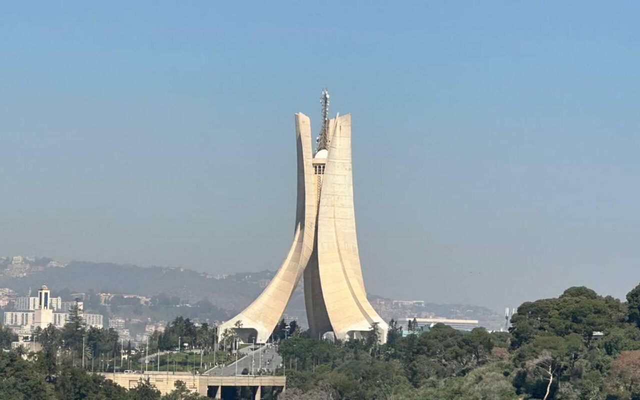 قانون المالية 2027 في الجزائر… زيادات ضرائب التبغ والكحول بين تعزيز الإيرادات وتحديات الصحة العامة