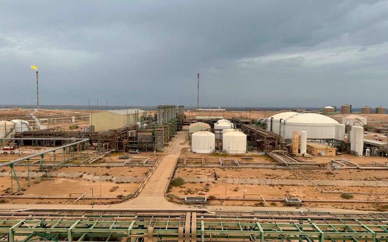 ليبيا… إغلاق صمام نفطي يهدد إنتاج حقلين رئيسيين وتحذيرات من تراجع الإيرادات