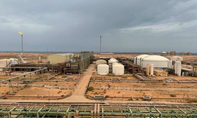 ليبيا… إغلاق صمام نفطي يهدد إنتاج حقلين رئيسيين وتحذيرات من تراجع الإيرادات