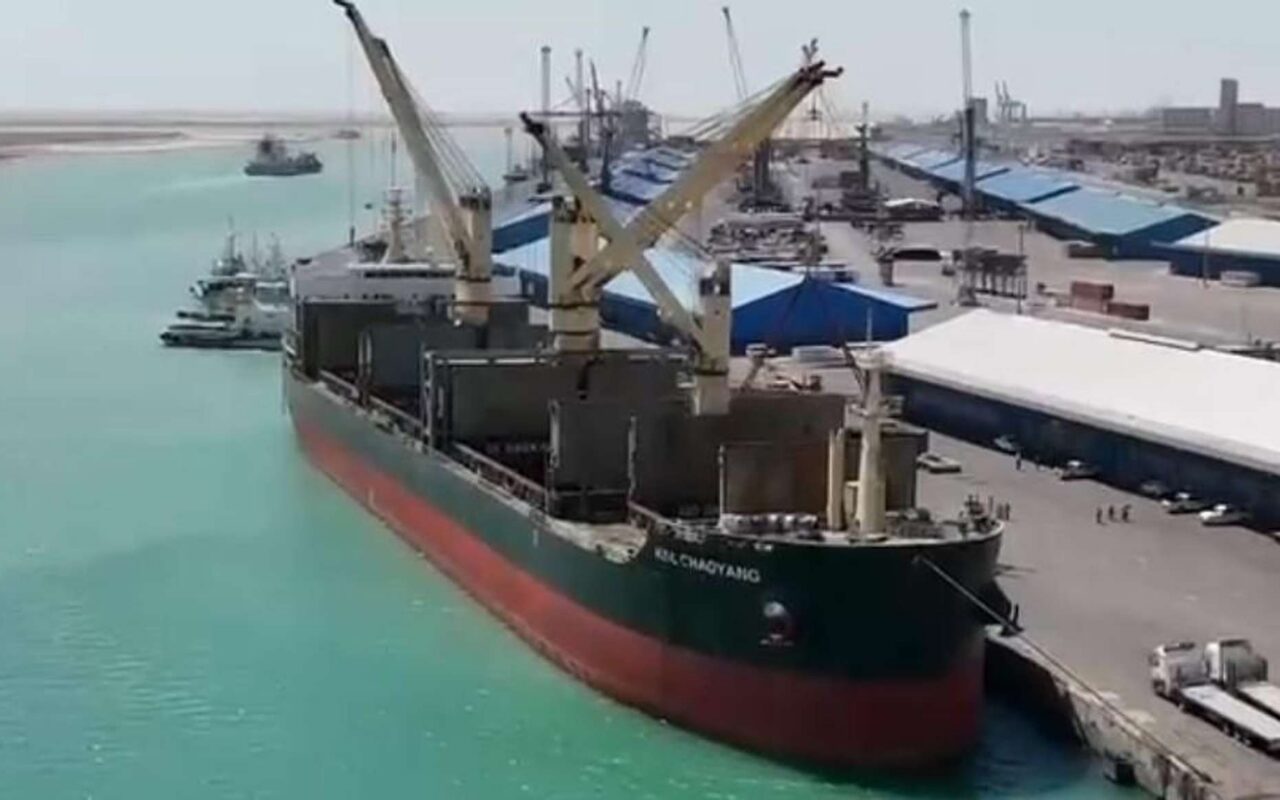 إغلاق شواطئ مدينة الشارقة الإماراتية تجنبا لوصول تلوث نفطي