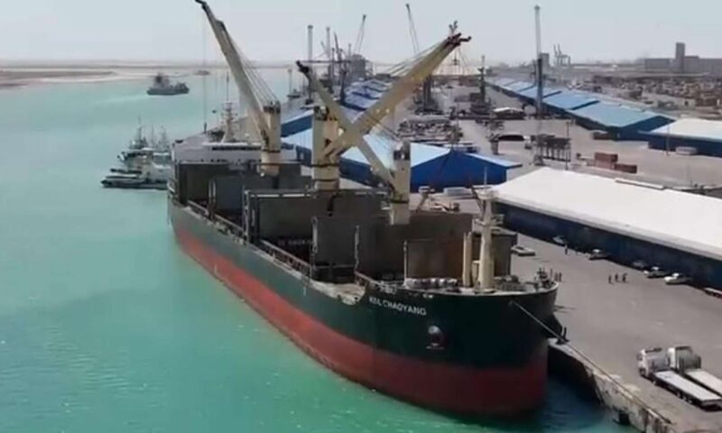إغلاق شواطئ مدينة الشارقة الإماراتية تجنبا لوصول تلوث نفطي