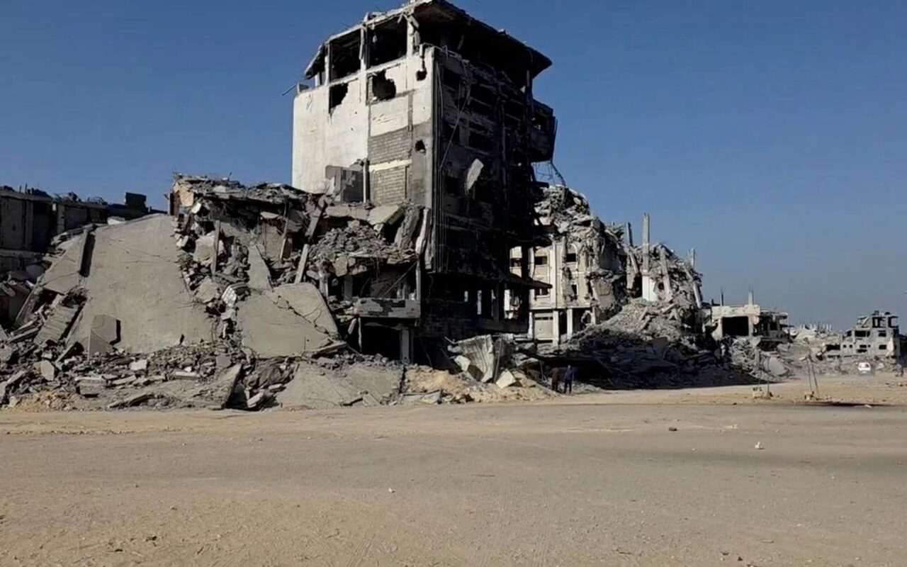 الجيش الإسرائيلي يعلن استهداف مواقع عسكرية ومخازن أسلحة في قطاع غزة