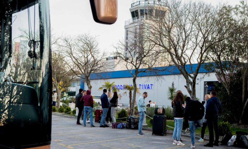 الإفراج عن الروس الموقوفين في الجبل الأسود وهم متواجدون في المطار بانتظار للمغادرة