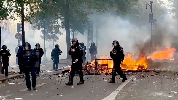 رئيس الوزراء الفرنسي يوعز بفرض حظر تجول جزئي في مناطق عدة من البلاد