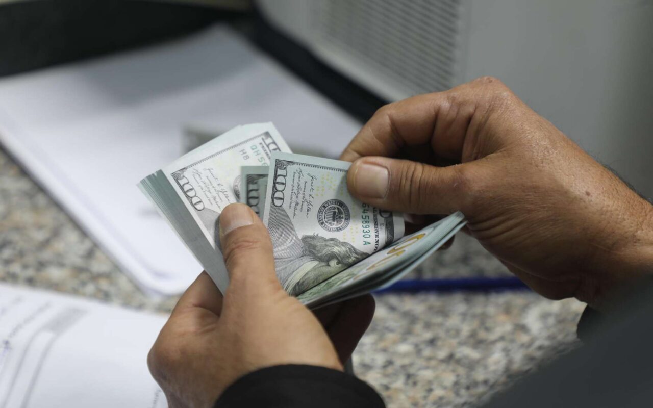 الدولار يتجاوز 10 دنانير في ليبيا… ضغوط معيشية متصاعدة وتساؤلات حول مستقبل سعر الصرف