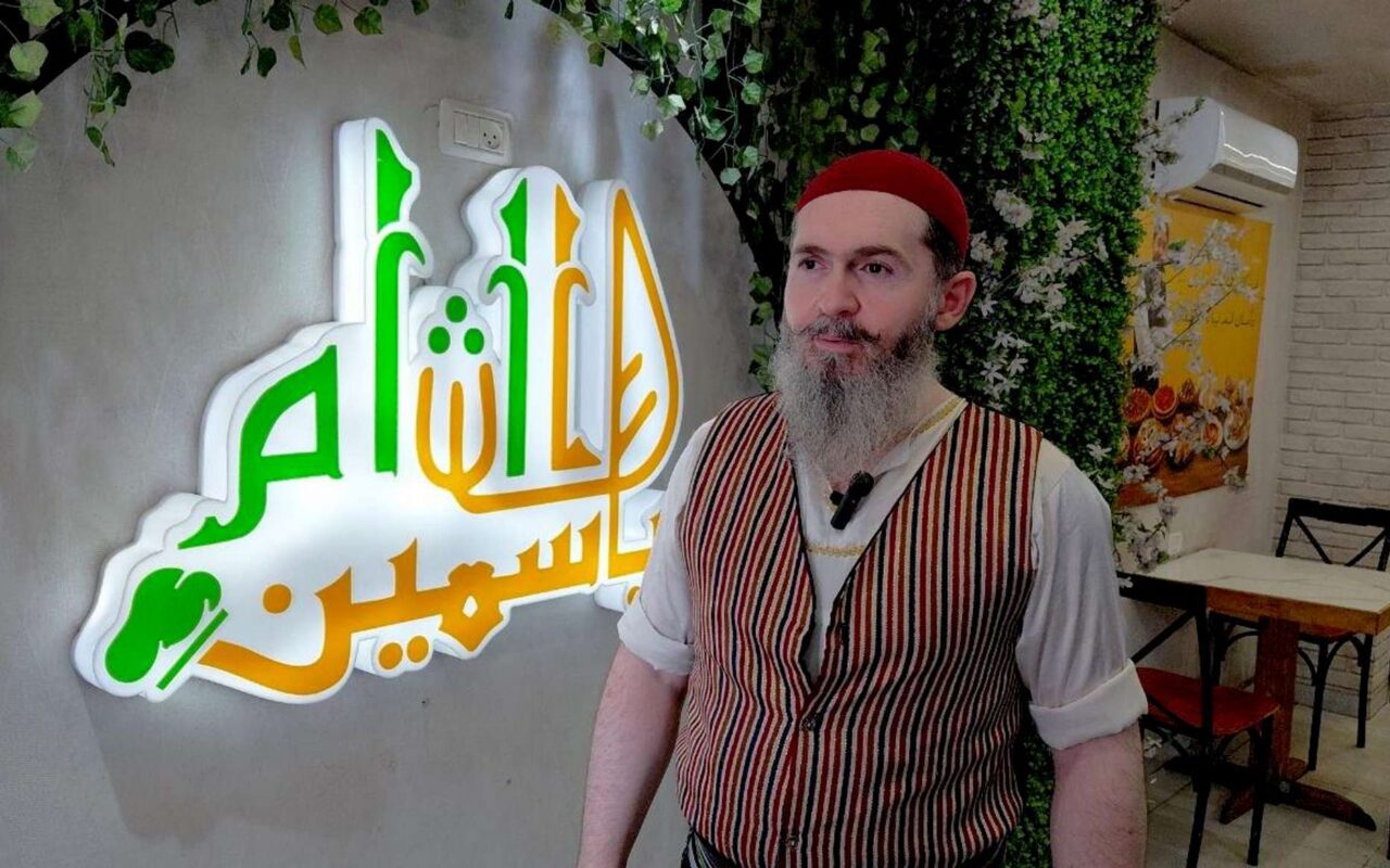طاه سوري يعيد افتتاح مطعمه المهدم في غزة بعدما اختار القطاع موطنا له