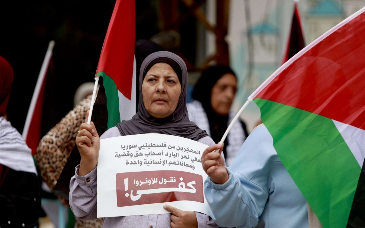 لاجئون فلسطينيون في صيدا جنوبي لبنان يحتجون على تقليص خدمات “أونروا”