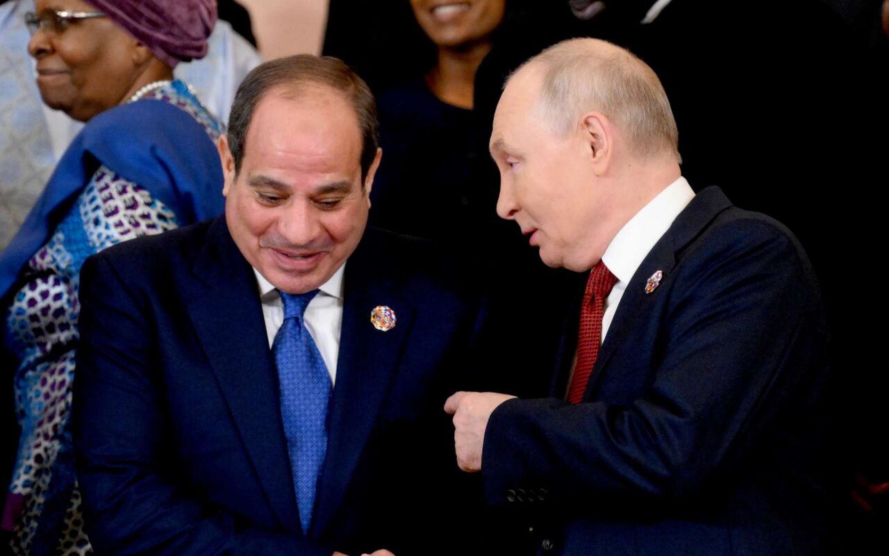 بوتين يمازح السيسي خلال صورة جماعية لرؤساء الوفود المشاركة في قمة “روسيا-أفريقيا”… فيديو