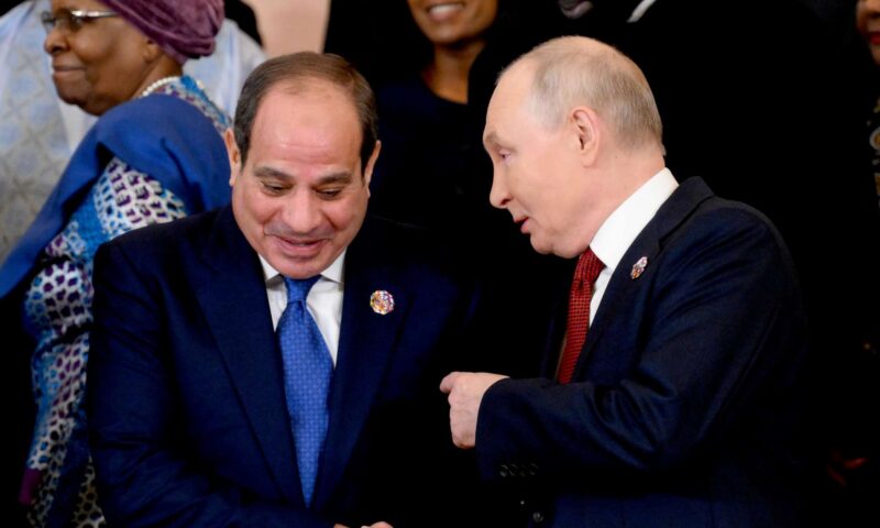 بوتين يمازح السيسي خلال صورة جماعية لرؤساء الوفود المشاركة في قمة “روسيا-أفريقيا”… فيديو
