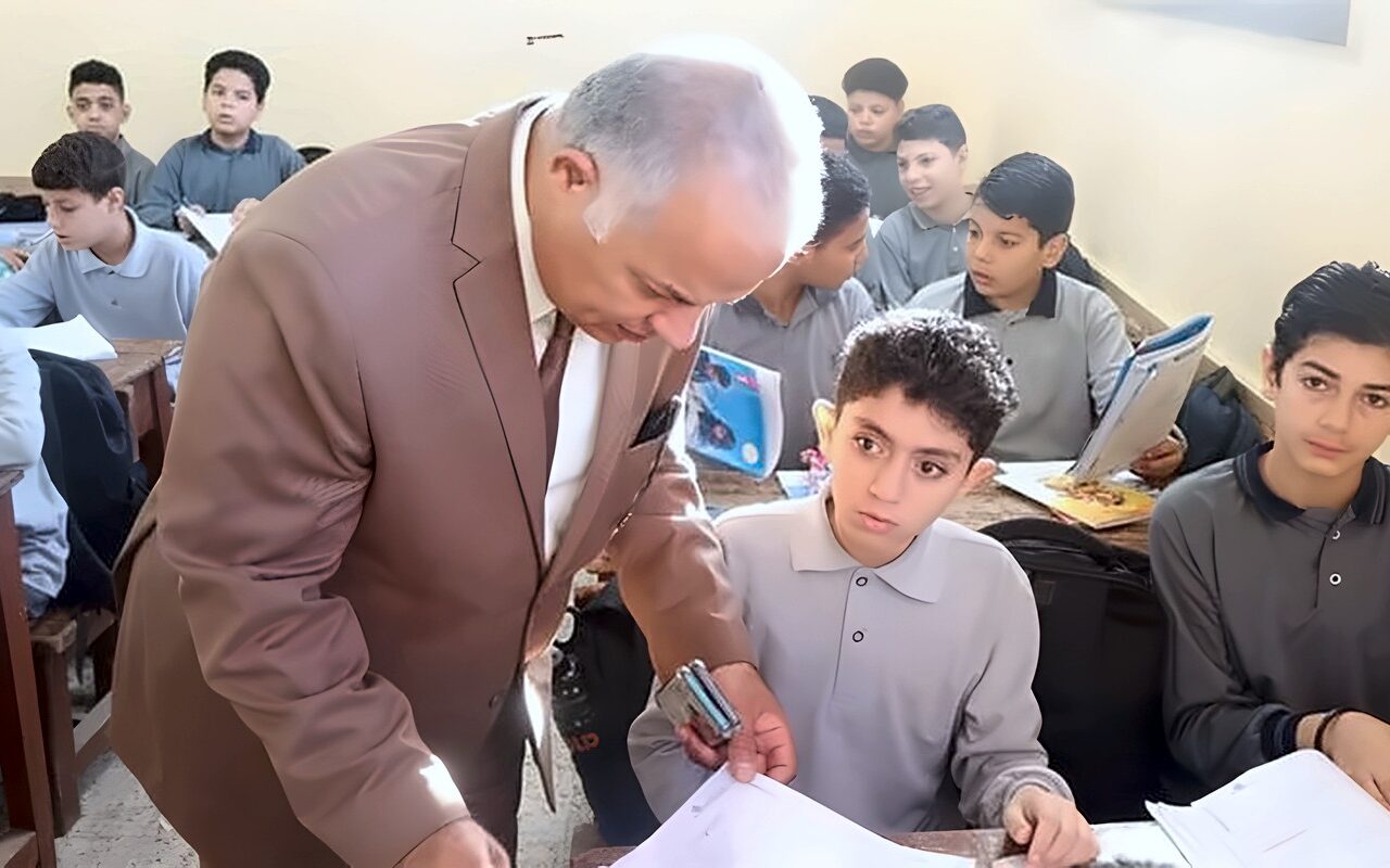 مدير تعليم الدقهلية يتابع انتظام الدراسة بمدرسة ميت مزاح الإعدادية بنين بشرق المنصورة